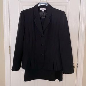 Le Suit black skirt suit size 18